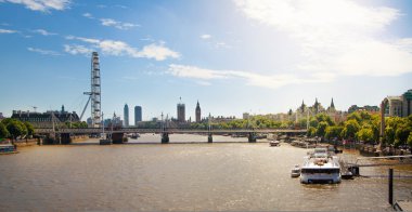 Londra, İngiltere - 14 Mayıs 2014 - Big Ben'e ve Parlamento Thames Nehri üzerinde