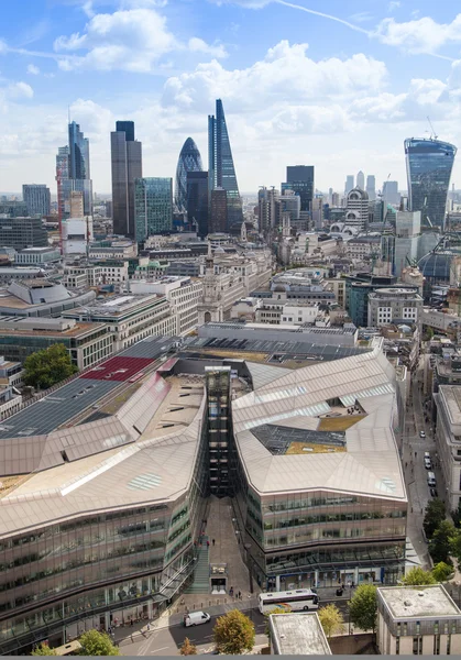 ЛОНДОН, Великобритания - 9 августа 2014 года Вид на Лондон. Лондонский Сити, один из ведущих центров мировых финансов, включает в себя Тауэр 42, банк Lloyds, здание Gherkin, Walkie Felie и другие — стоковое фото