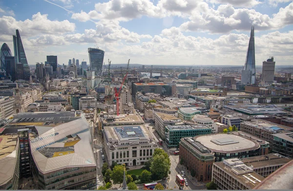 London, Wielka Brytania - 9 sierpnia 2014 roku Londyn widok. Londynu jednego z wiodących ośrodków global Finance obejmuje ten widok wieża 42, Lloyeds banku, korniszon, Walkie Talkie budowlane i inne — Zdjęcie stockowe