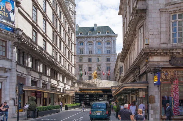 Londra, İngiltere - 22 Temmuz 2014: Savoy hotel, Londra ve Avrupa'nın en iyi delik. Ana giriş ve istemcinin önlenmesi taksi — Stok fotoğraf