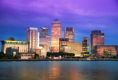 Londra, İngiltere - 17 Ekim 2014: Canary Wharf iş ve İlçe gece ışıkları bankacılık