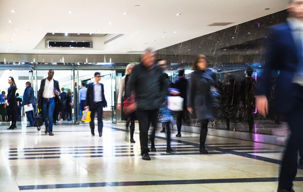 ロンドン、イギリス - 2015 年 3 月 31 日: ビジネスの人々 がぼかしに移動します。ラッシュ時間帯に歩く人々。ビジネスと現代生活の概念 — ストック写真