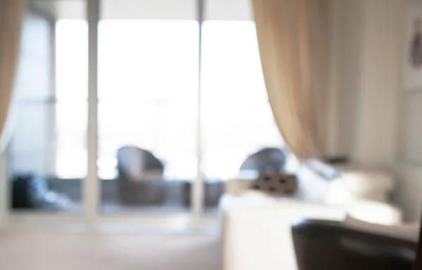 Innenraum verschwimmen Hintergrund. Wohnzimmer mit großem Fenster, Sofa, Baum — Stockfoto