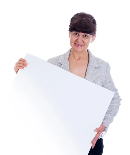 Зрелая женщина опирается на белый баннер. Портрет на белом фоне — стоковое фото