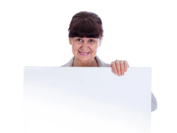 Mulher madura apoiando-se na bandeira branca. Retrato contra de fundo branco — Fotografia de Stock