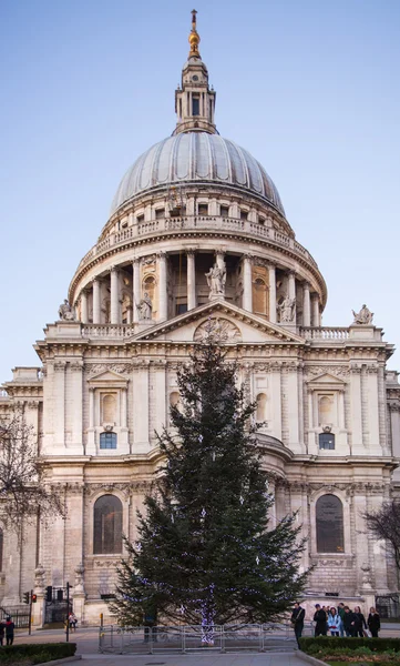 London, Storbritannien - 19 December 2014: City of London. St. Paul katedralen i skymningen — Stockfoto