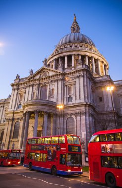 Londra, İngiltere - 19 Aralık 2014: City of London. St. Paul Katedrali ve kırmızı İngiliz veri yolları dusk.