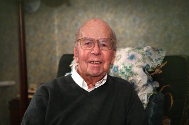 Aile içi ortamda 93 yaşında İngiliz adam portresi