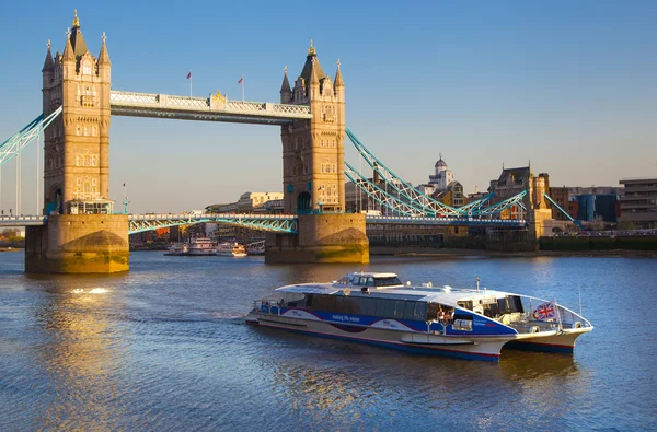 LONDRES, Reino Unido - ABRIL15, 2015: Ponte da torre ao pôr-do-sol . — Fotografia de Stock