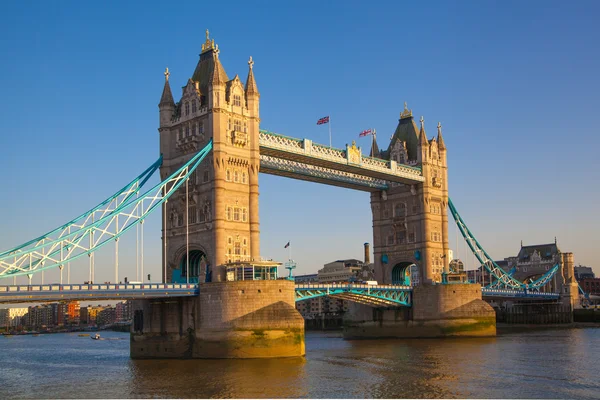 LONDRES, ROYAUME-UNI - 15 AVRIL 2015 : Pont à tour au coucher du soleil . — Photo