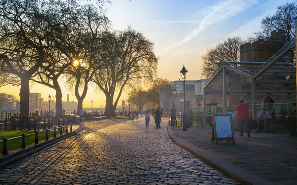 LONDRES, Reino Unido - 15 de abril de 2015: Tower park in sun set. Rio Tamisa passeio lateral com pessoas descansando junto à água — Fotografia de Stock