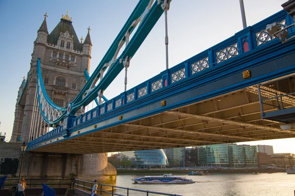 London, Großbritannien - 15. April 2015: Tower Bridge bei Sonnenuntergang. — Stockfoto