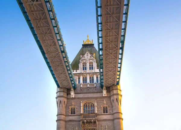 夕暮れのロンドン、イギリス - April15、2015年: タワー ブリッジ. — ストック写真
