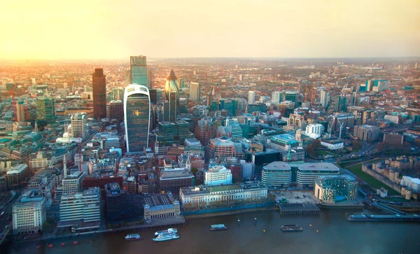 Panorama van de stad van Londen in de zonsondergang. Rivier de Theems en bruggen — Stockfoto