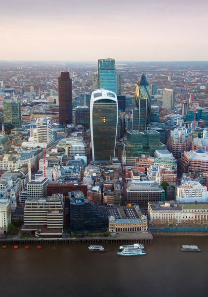 City of London panorama al atardecer. Río Támesis y puentes —  Fotos de Stock