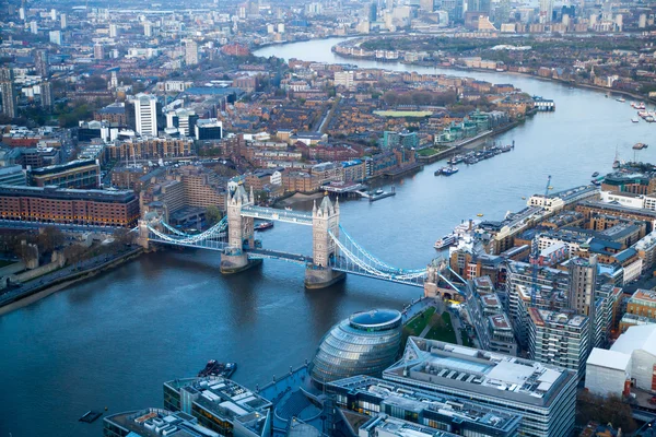 LONDRES, Reino Unido - 15 de abril de 2015: Puente de la torre al atardecer . — Foto de Stock