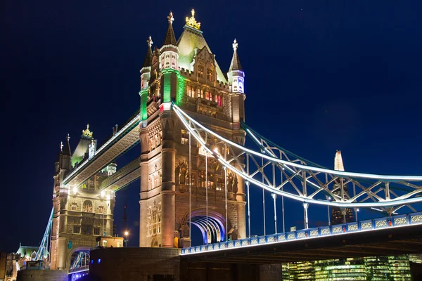 London, Storbritannien - April15, 2015: Tower bridge i solnedgången. — Stockfoto