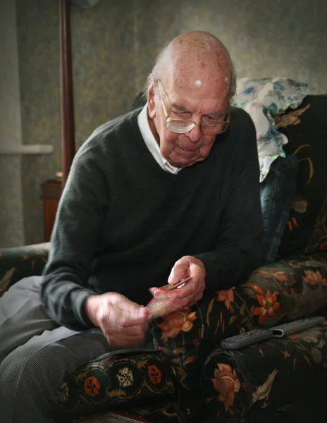 Retrato de homem inglês de 93 anos em ambiente doméstico — Fotografia de Stock