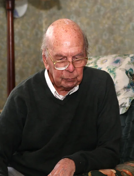 Retrato de homem inglês de 93 anos em ambiente doméstico — Fotografia de Stock
