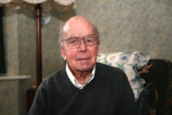 Retrato de homem inglês de 93 anos em ambiente doméstico — Fotografia de Stock