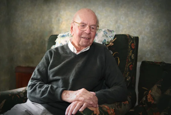 Retrato de homem inglês de 93 anos em ambiente doméstico — Fotografia de Stock