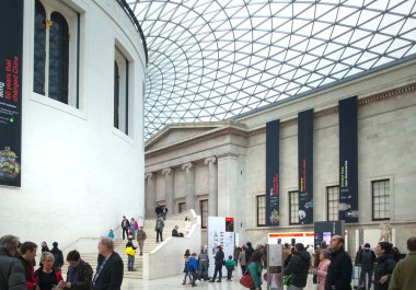 Londra, İngiltere - 30 Kasım 2014: İngiliz Müzesi. İç iç bahçesinde bir kütüphane ile ana salon