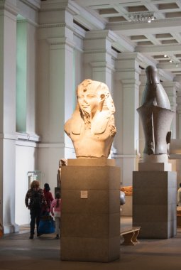Londra, İngiltere - 30 Kasım 2014: İngiliz Müzesi Mısır heykel Salonu, Firavun Ramses