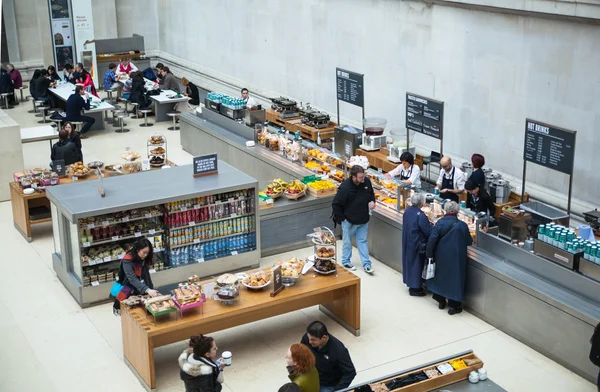 LONDRES, ROYAUME-UNI - 30 NOVEMBRE 2014 : British museum. Intérieur du hall principal avec bibliothèque dans une cour intérieure — Photo