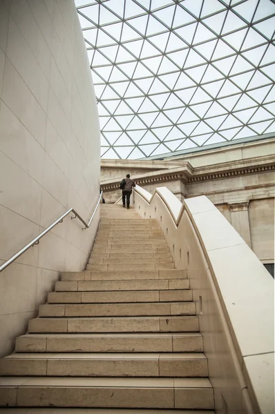 London, Velká Británie - 30 listopadu 2014: Britské muzeum. Interiér hlavní hala s knihovnou ve vnitřním dvoře — Stock fotografie