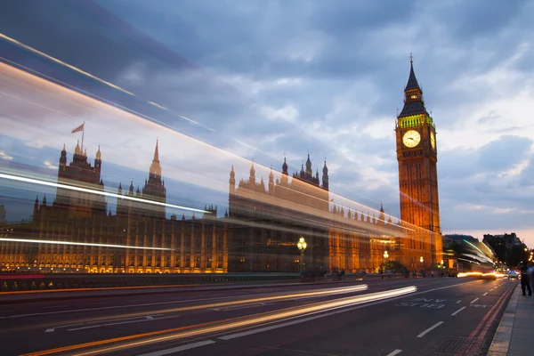 Londýn, Velká Británie - 21 července 2014: Big Ben a domy parlamentu. Nábřeží Temže — Stock fotografie