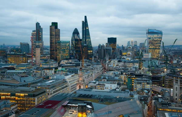 LONDON, UK - JANUAR 27, 2015: City of London, forretnings- og bankområdet. Londons panorama ved solnedgang . - Stock-foto