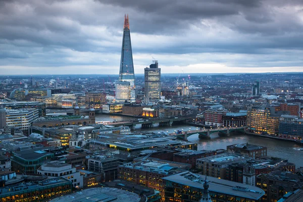 LONDRES, Reino Unido - 27 de enero de 2015: Ciudad de Londres, área de negocios y banca. Panorama de Londres al atardecer . — Foto de Stock