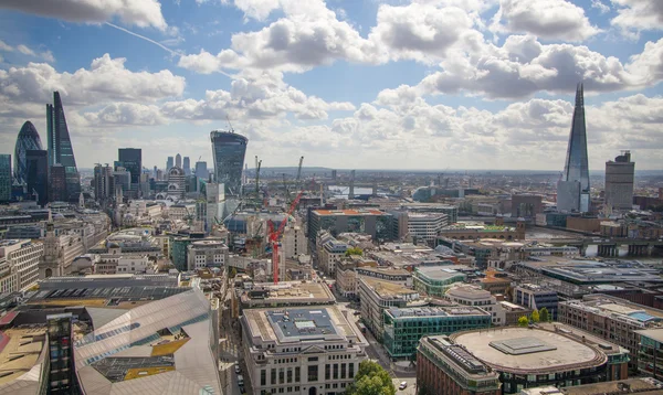 London, Velká Británie - 22. dubna 2015: London panorama s výhledem na Canary Wharf na pozadí — Stock fotografie