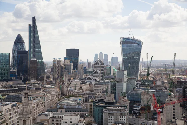 LONDRES, Reino Unido - 22 de abril de 2015: Panorama de Londres com vista para Canary Wharf em segundo plano — Fotografia de Stock