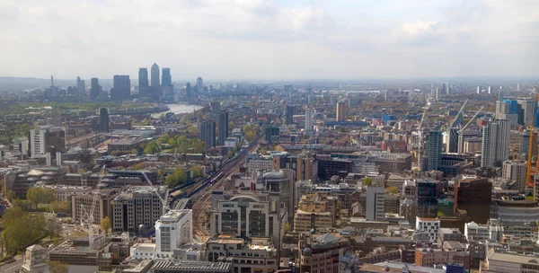 LONDRES, Reino Unido - 22 DE ABRIL DE 2015: Panorama de Londres con vista de Canary Wharf en segundo plano —  Fotos de Stock