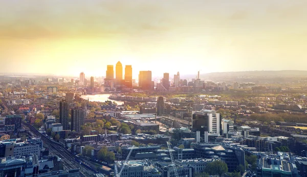 LONDRES, Reino Unido - 22 DE ABRIL DE 2015: Panorama de Londres con vista de Canary Wharf en segundo plano — Foto de Stock