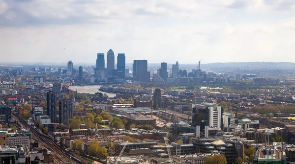 LONDRES, Reino Unido - 22 DE ABRIL DE 2015: Panorama de Londres con vista de Canary Wharf en segundo plano — Foto de Stock