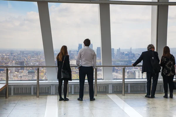 LONDRES, Reino Unido - 22 de abril de 2015: Personas mirando el horizonte de Londres. Plataforma de visualización del edificio Walkie-Talkie —  Fotos de Stock