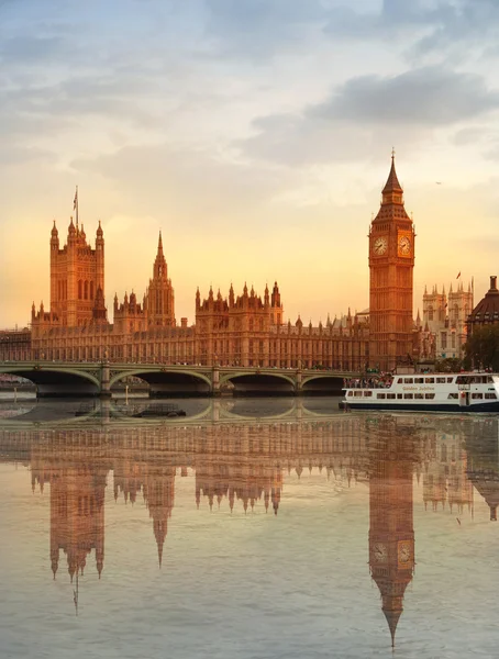 LONDON, Reino Unido - 21 de julho de 2014: pôr-do-sol de Londres. Big Ben, casas do Parlamento — Fotografia de Stock