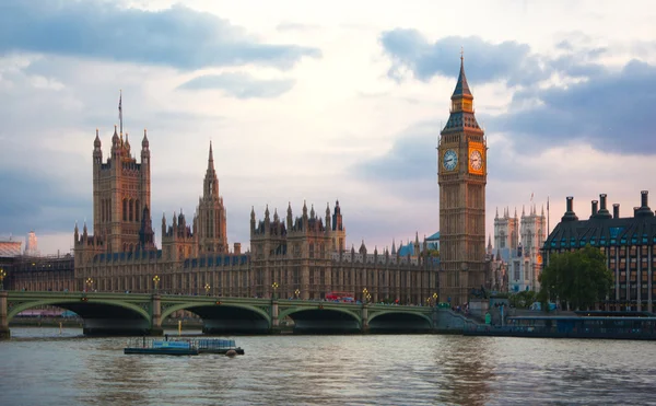 LONDON, UK - July 21, 2014:  London sunset. Big Ben, houses of Parliament — Stok fotoğraf