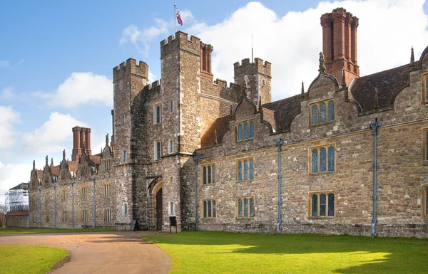 SUSSEX, UK - APRIL 11, 2015: Sevenoaks  Old english mansion 15th century. Classic english country side house — Stok fotoğraf