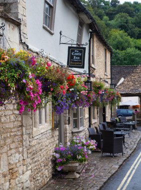 Chippenham, İngiltere - Ağustos 9, 2014: castle combe, benzersiz eski İngiliz Köyü.