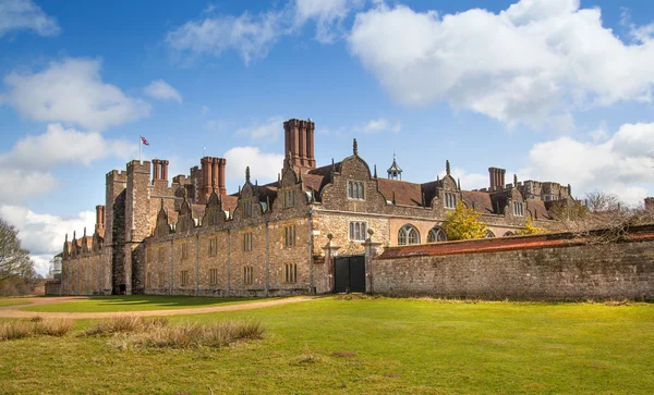 SUSSEX, UK - APRIL 11, 2015: Sevenoaks  Old english mansion 15th century. Classic english country side house — Stock Photo, Image