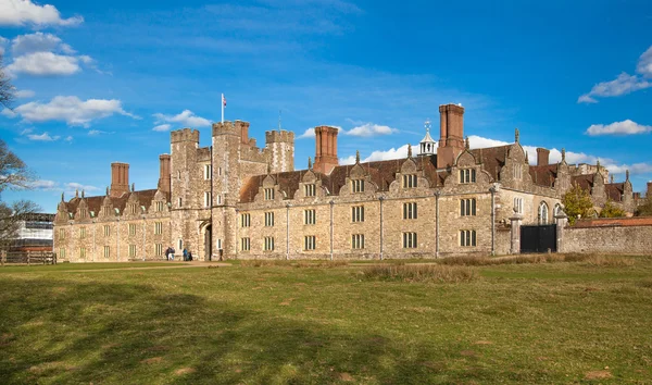 SUSSEX, UK - APRIL 11, 2015: Sevenoaks  Old english mansion 15th century. Classic english country side house — Stock Photo, Image