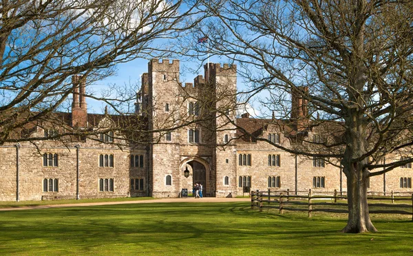 SUSSEX, UK - APRIL 11, 2015: Sevenoaks  Old english mansion 15th century. Classic english country side house — Stock Photo, Image