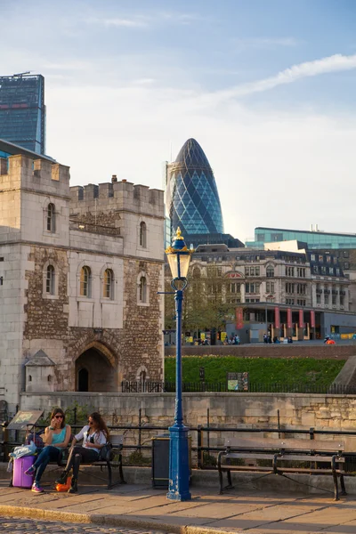 Londyn, Wielka Brytania-30 kwietnia, 2015: Wieża londyńskich murów i nowoczesnych szklanych budynków z Aria biznesu na tle — Zdjęcie stockowe