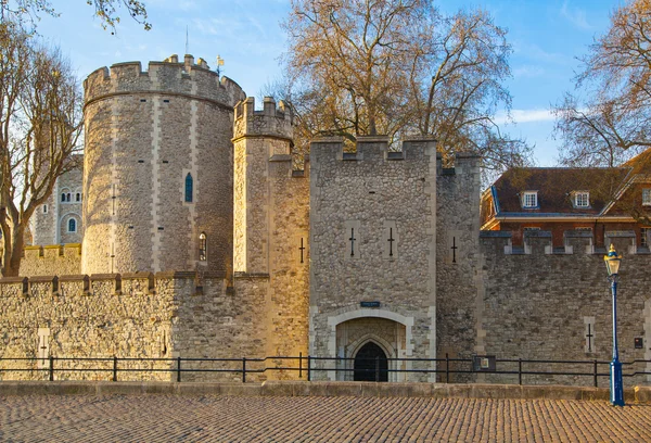 Londra, İngiltere - April15, 2015: Tower of London günbatımı ışıkları — Stok fotoğraf