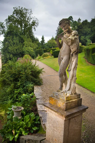 CHIPPENHAM, UK - AUGUST 9, 2014: Castle Combe, unique old English village. Park — Zdjęcie stockowe