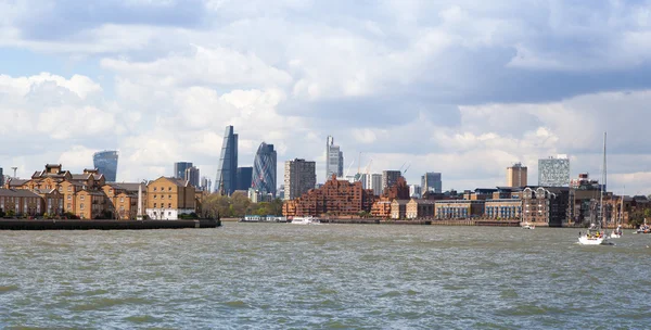 London, uk - 30. april 2015: city of london business aria view von der Themse aus — Stockfoto