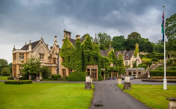 CHIPPENHAM, Reino Unido - 9 de agosto de 2014: Castle Combe, único vilarejo inglês antigo . — Fotografia de Stock